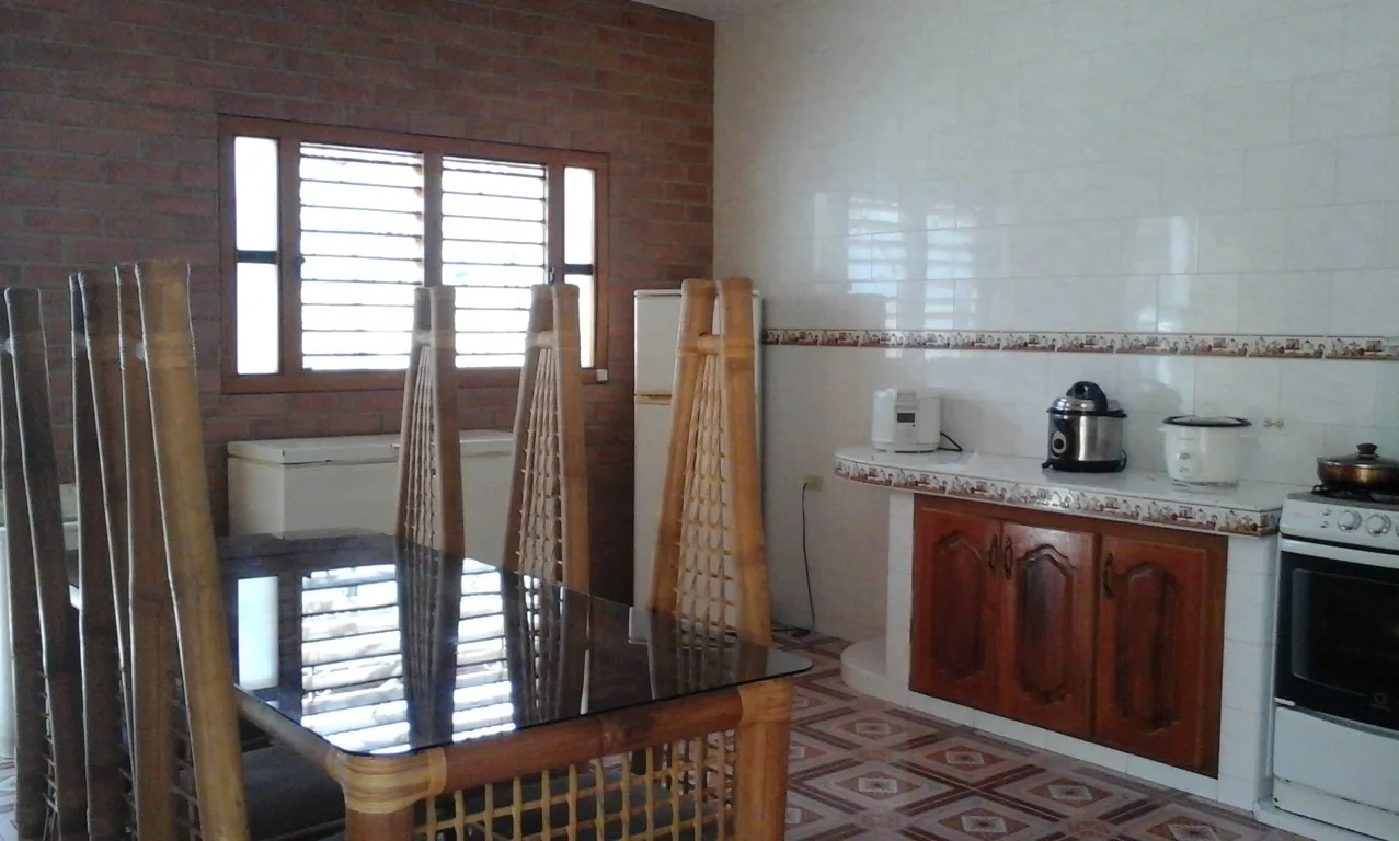 Casa Carlos y Orquídea, alojamiento con piscina cerca de la playa