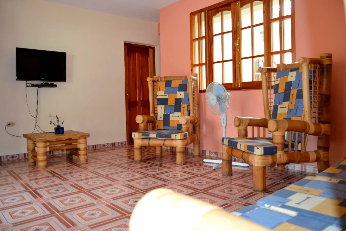 Casa Carlos y Orquídea, alojamiento con piscina cerca de la playa