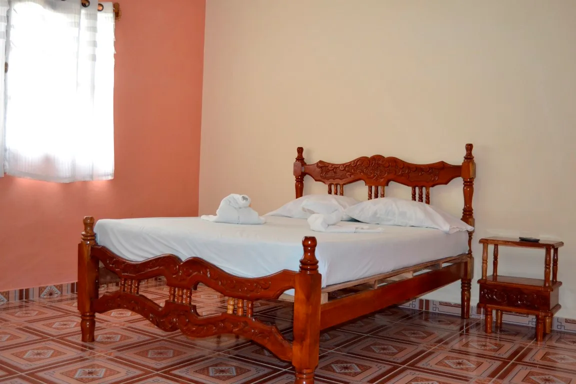 Casa Carlos y Orquídea, alojamiento con piscina cerca de la playa