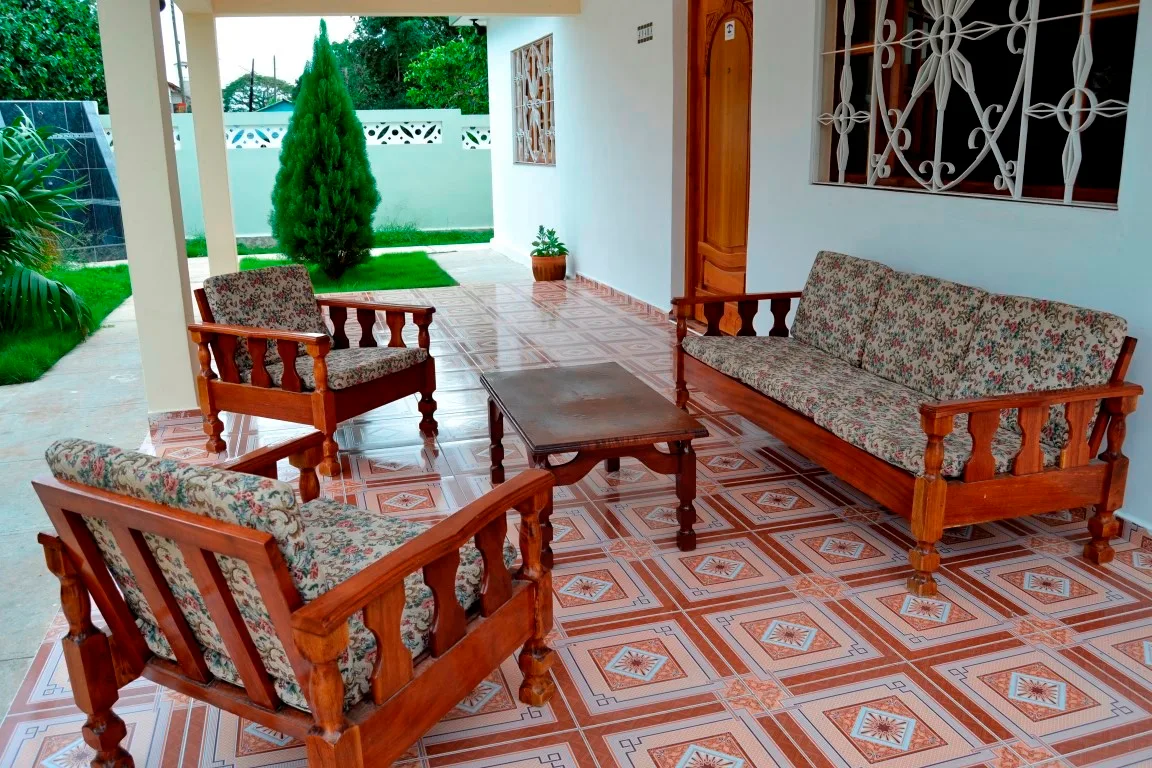 Casa Carlos y Orquídea, alojamiento con piscina cerca de la playa