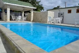 Casa Carlos y Orquídea, alojamiento con piscina cerca de la playa Copiar