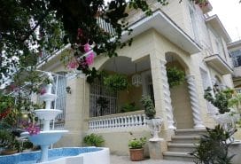 Hostal Colonial en el Vedado con Jardines y Desayuno Opcional