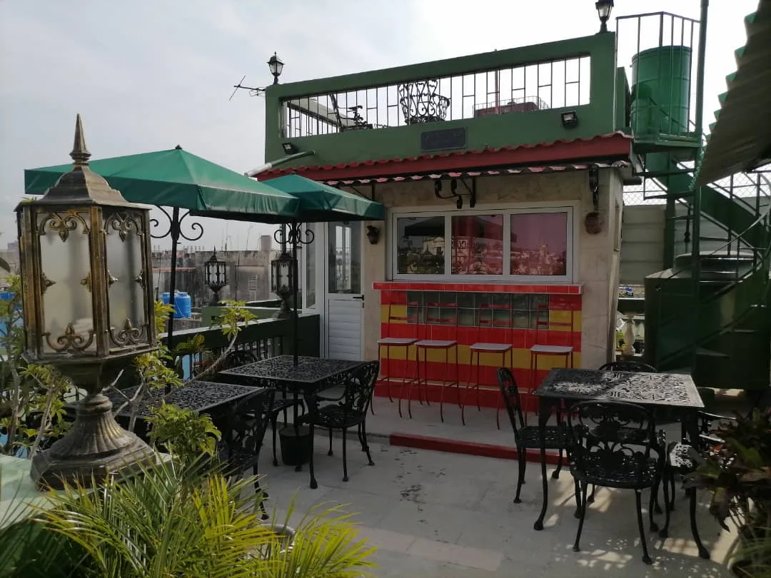 Hostal La Caridad: Amplias instalaciones y servicios en La Habana Vieja