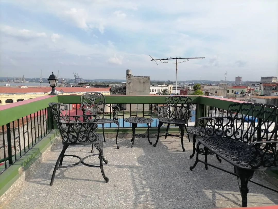 Hostal La Caridad: Amplias instalaciones y servicios en La Habana Vieja