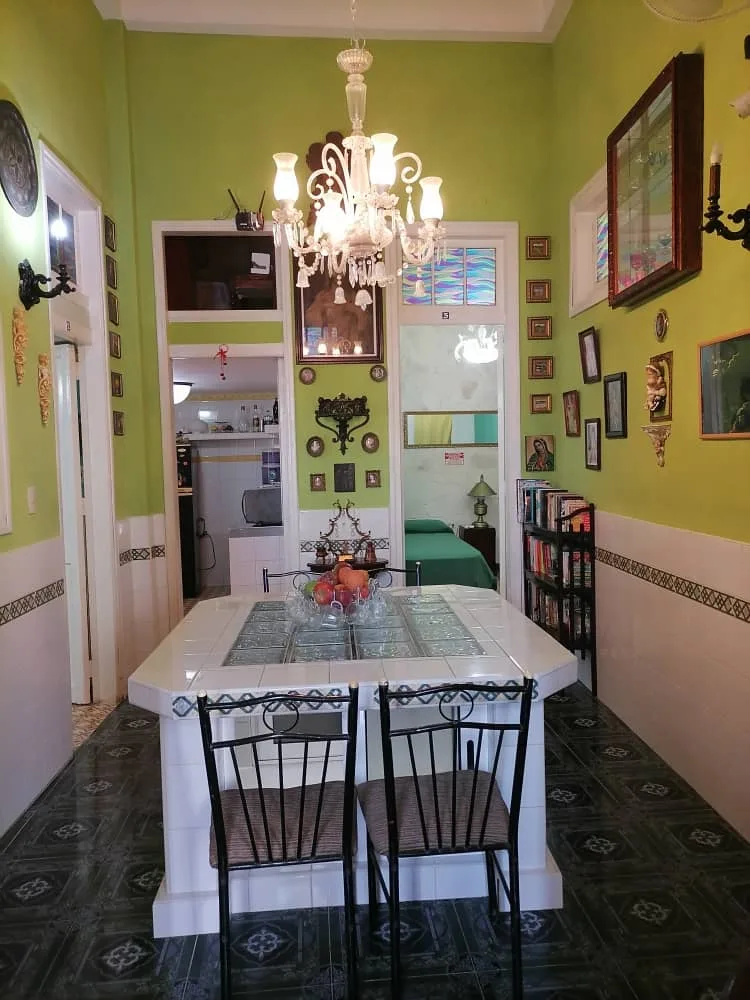 Hostal La Caridad: Amplias instalaciones y servicios en La Habana Vieja