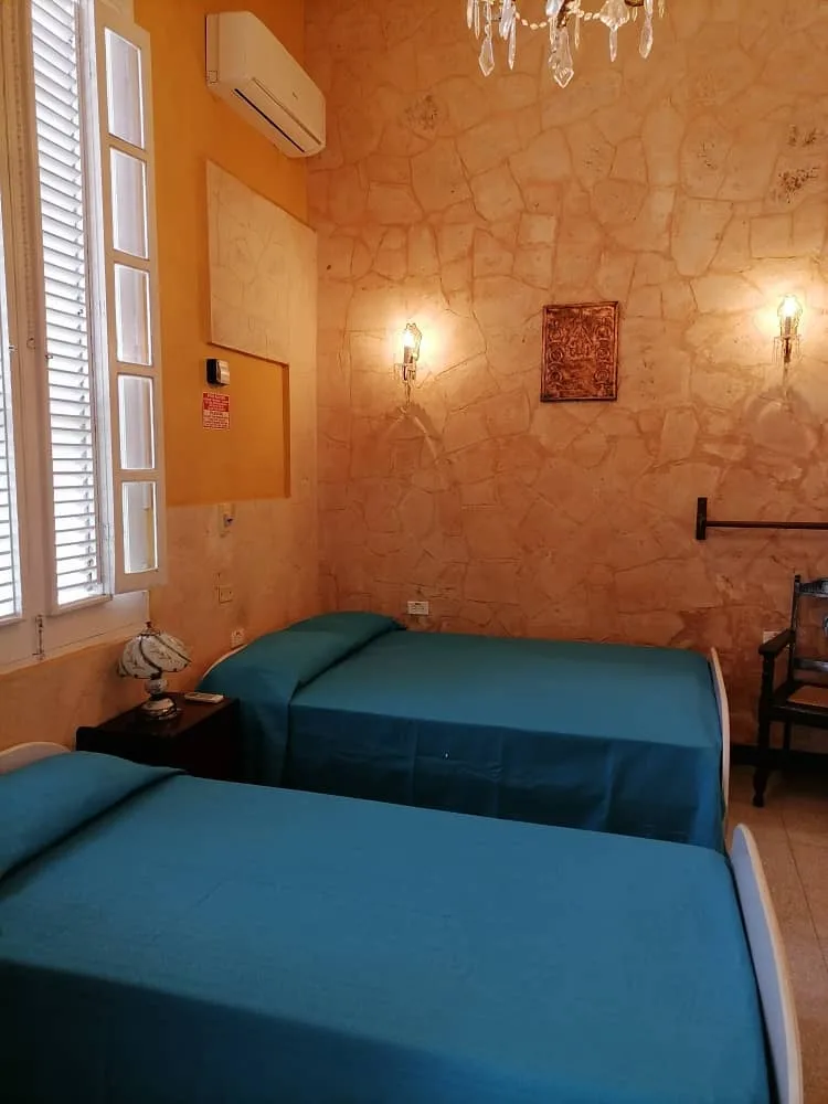 Hostal La Caridad: Amplias instalaciones y servicios en La Habana Vieja
