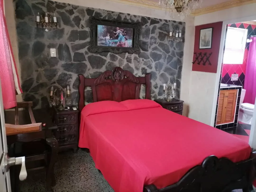 Hostal La Caridad: Amplias instalaciones y servicios en La Habana Vieja