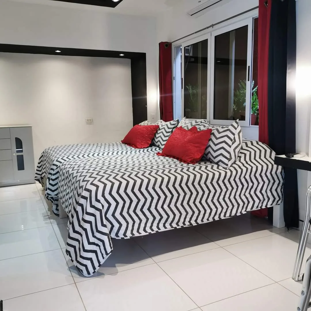 Hostal Gina y Francis, alojamiento con piscina en Holguín