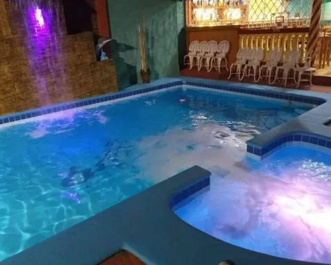 Hostal La Concha Azul, alojamiento con piscina en Morón