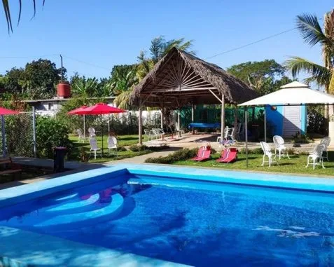Piscina Baluarte pasadía con piscina y ranchón