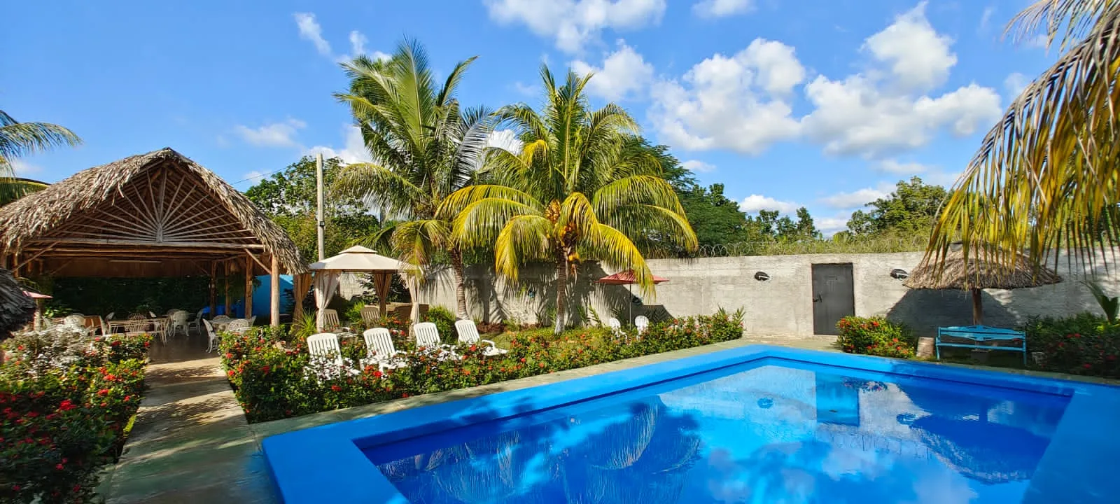 Piscina Baluarte pasadía con piscina y ranchón