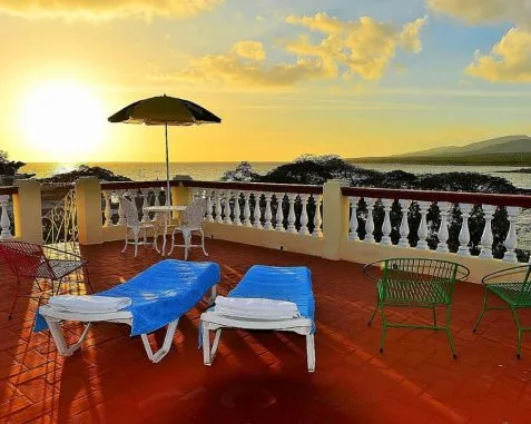 Casa ELPIDIO en Playa la Boca con vista al mar y cócteles cubanos