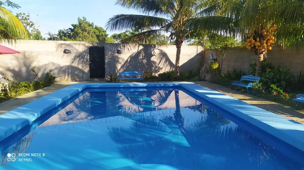 Piscina Baluarte pasadía con piscina y ranchón
