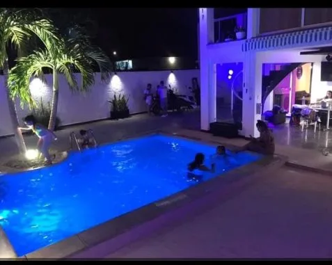 Black and White casa para fiestas con piscina