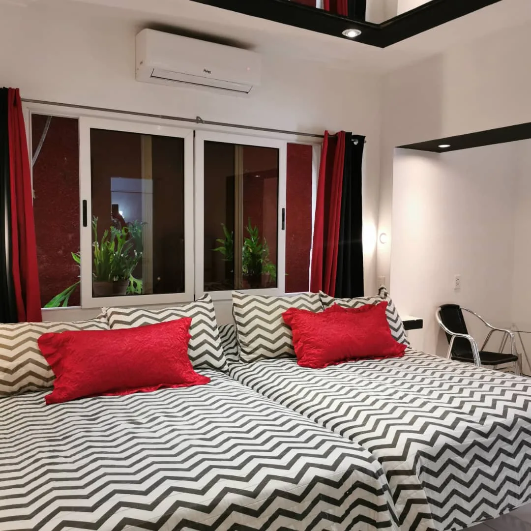 Hostal Gina y Francis, alojamiento con piscina en Holguín