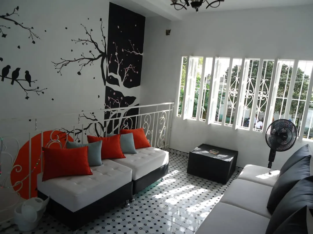 Hostal Gina y Francis, alojamiento con piscina en Holguín