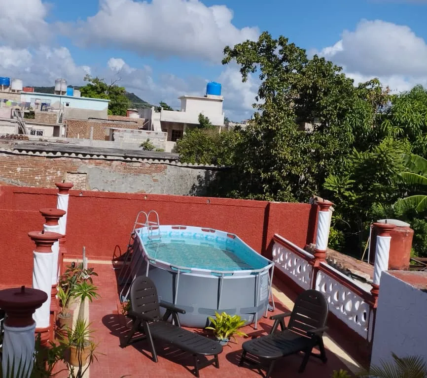 Hostal Gina y Francis, alojamiento con piscina en Holguín