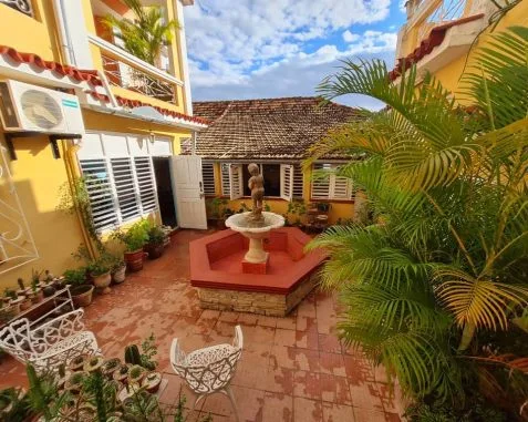 Hostal Media Luna: Historia y Elegancia