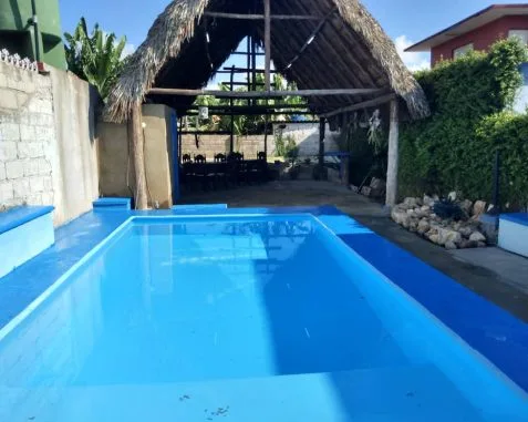 Hostal Luna azul con piscina y restaurante en el centro de Morón