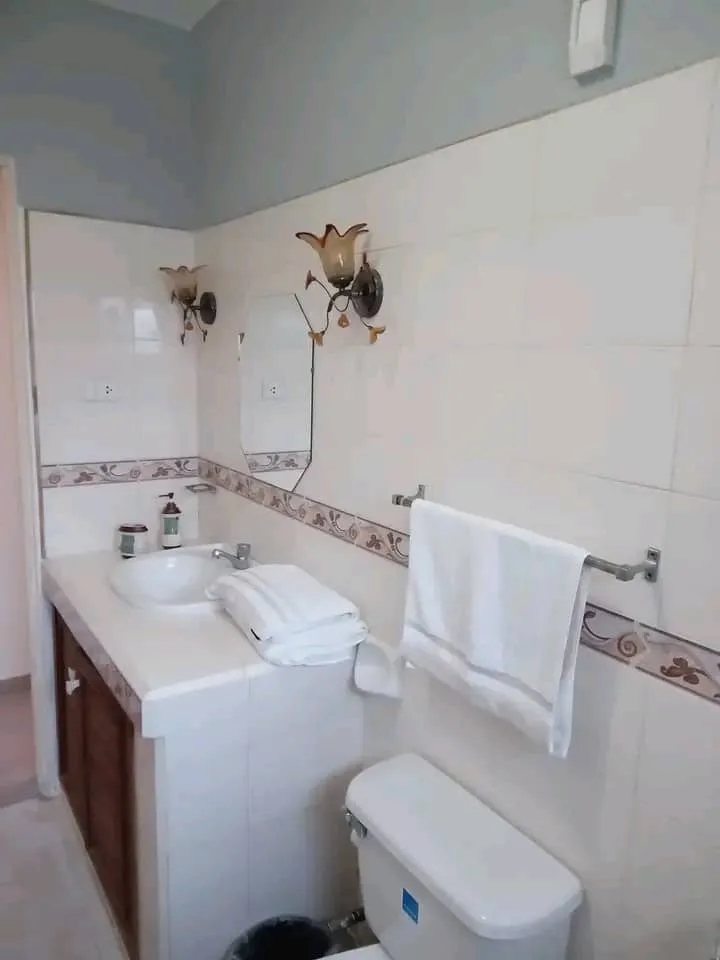 Hostal Los Chapis con piscina y sala de juegos en Ciego de Ávila