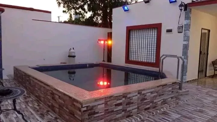 Hostal Los Chapis con piscina y sala de juegos en Ciego de Ávila