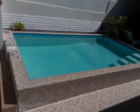 Descubre la casa con piscina de la Sra. Mayra Copiar
